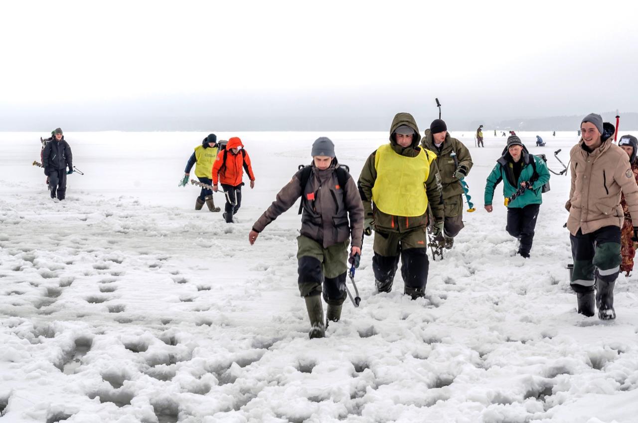 Ловить погоду. Лед Рыбак спорт. Соревнования по спортивному рыболовству. Погода рыбалке не помеха. Судья льда.